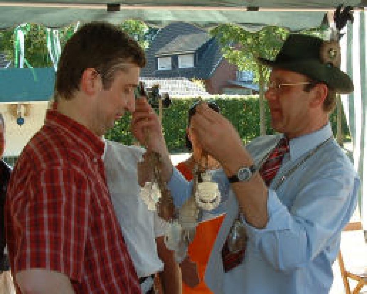 Der König bekommt seine Kette