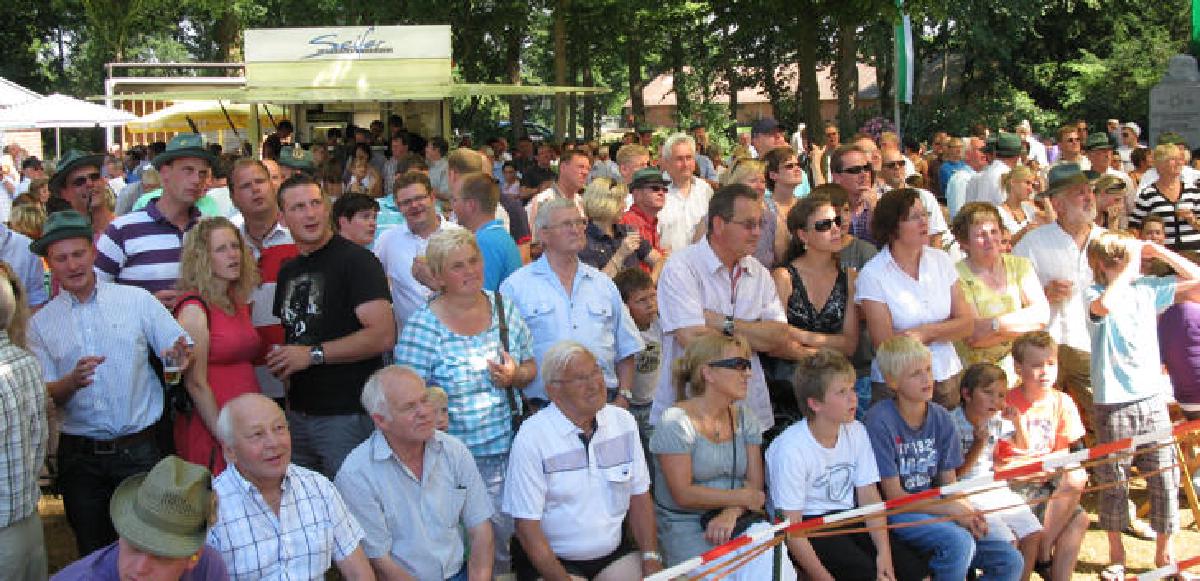 Zahlreiche Zuschauer verfolgten bei bestem Wetter das Vogelschießen