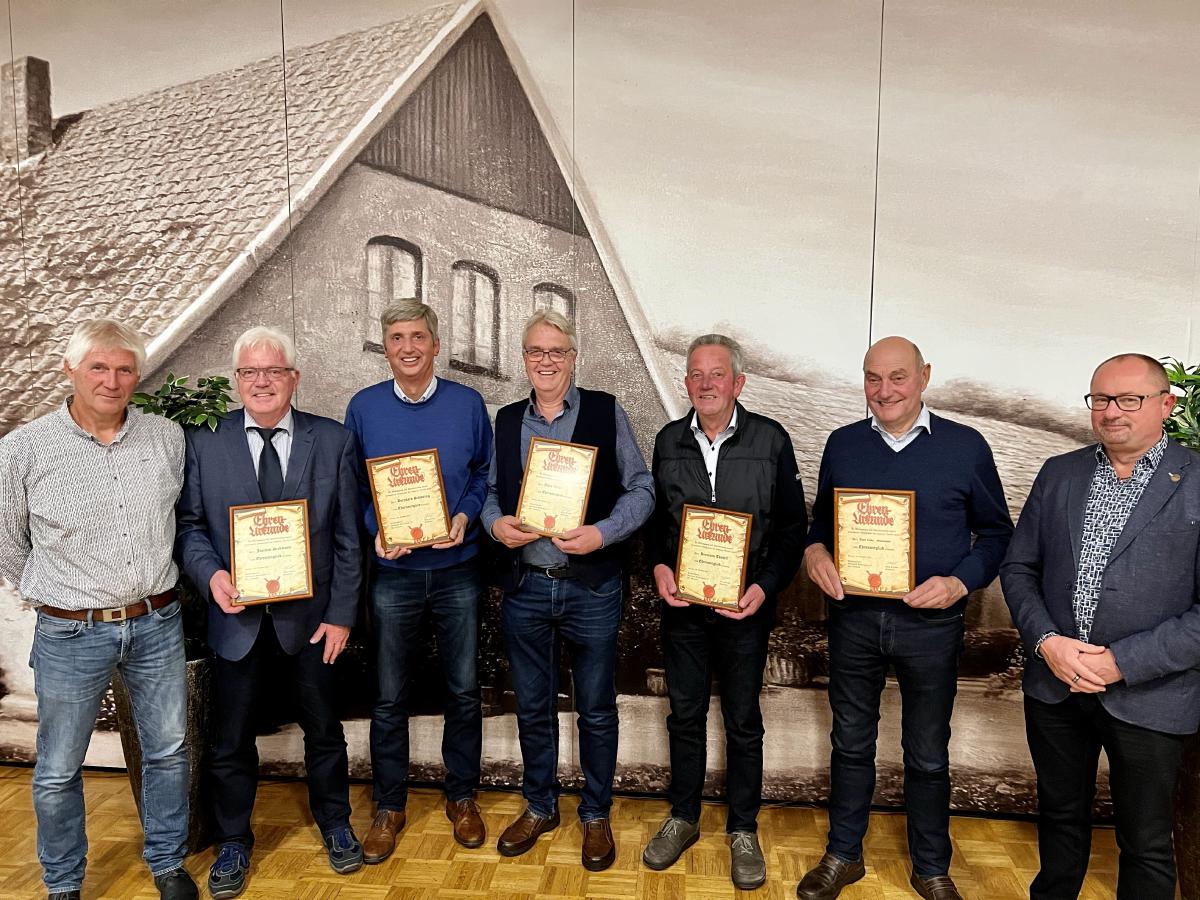 von links: Oberst Norbert Droste, Jochen Diekmann, Bernhard Schmeing, Alois Verst, Hermann Thebelt, Josef Lütke-Glanemann, Präsident Jörg Frieske