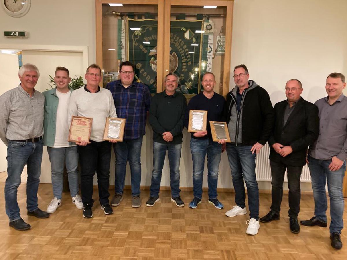 von links: Oberst Norbert Droste, Niklas Terhalle, Norbert Wülker, Manuel Rengers, Stefan Terdenge, Christian Winking, Gerd Orth, Präsident Jörg Frieske und König Martin Schreiber