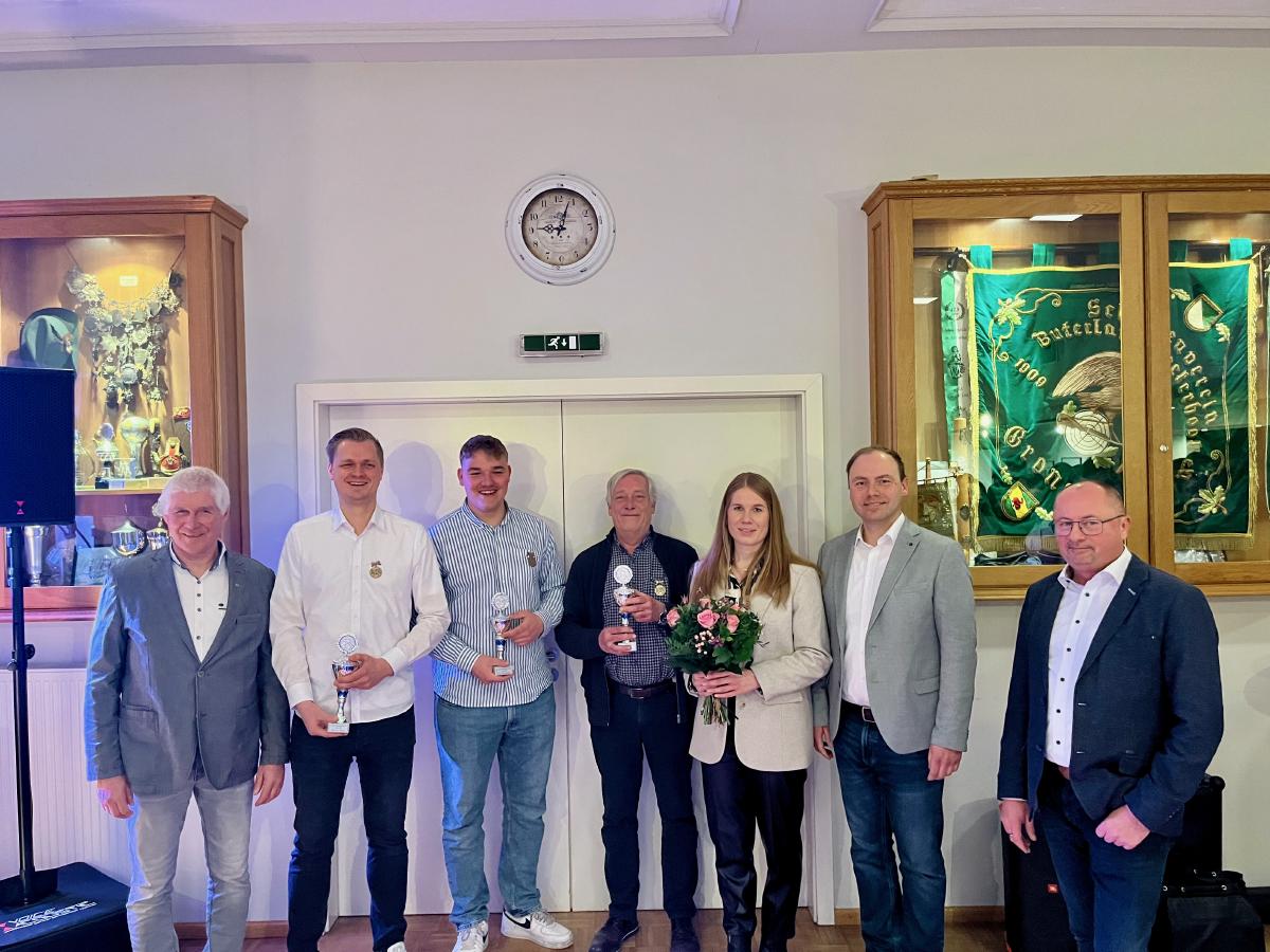 von links: Oberst Norbert Droste, Bernd Verst, Finn Schreiber, Berthold Vöcking, Königin Katharina Leemreyze, König Yannick Wolff, Präsident Jörg Frieske