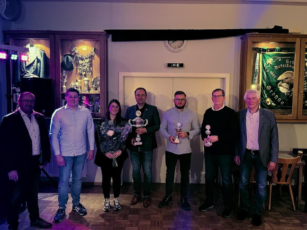 von links: Präsident Jörg Frieske, König Jan-Bernd Droste, Königin Charlyn Lösing, Yannick Wolff, Simon Sell, Nobert Wülker, Oberst Norbert Droste