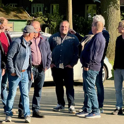 Der Sponsor der neuen Luftgewehre, Hubert Subgang wird von den Kameraden gefeiert